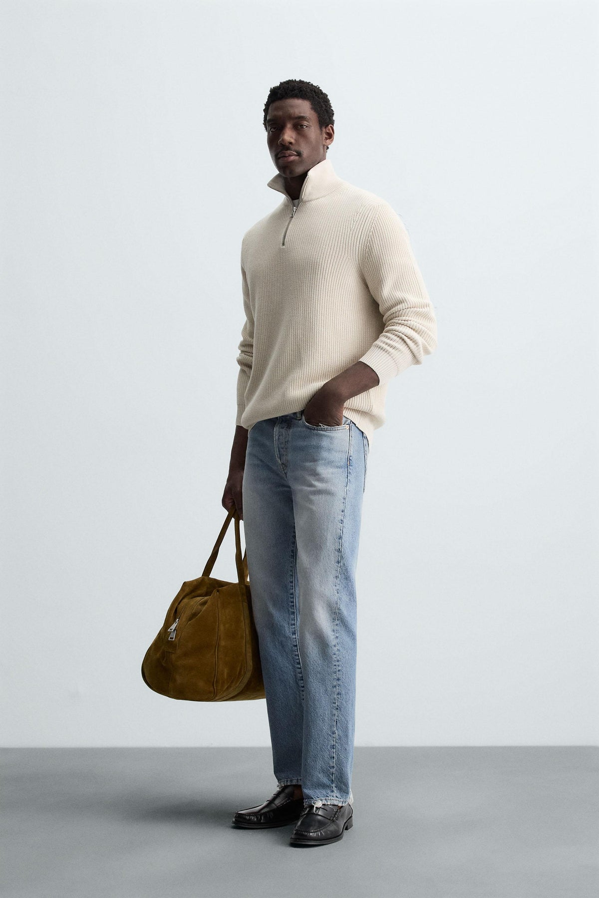 LINKSGESTRICKTER PULLOVER MIT REISSVERSCHLUSS