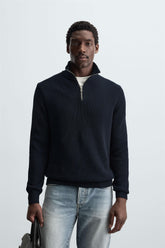 LINKSGESTRICKTER PULLOVER MIT REISSVERSCHLUSS