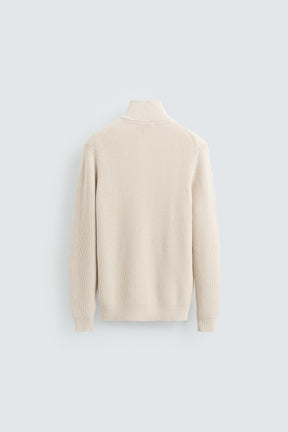 LINKSGESTRICKTER PULLOVER MIT REISSVERSCHLUSS