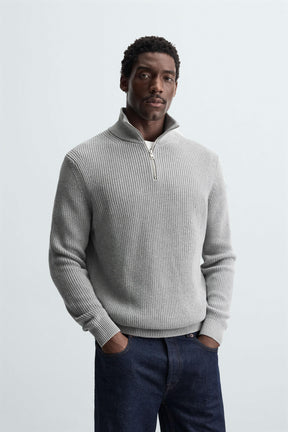 LINKSGESTRICKTER PULLOVER MIT REISSVERSCHLUSS