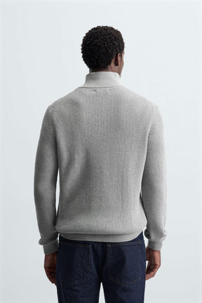 LINKSGESTRICKTER PULLOVER MIT REISSVERSCHLUSS