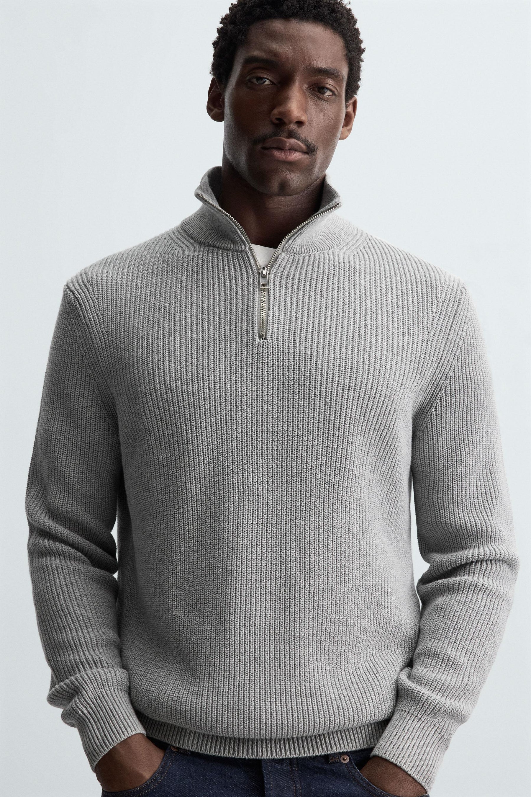 LINKSGESTRICKTER PULLOVER MIT REISSVERSCHLUSS
